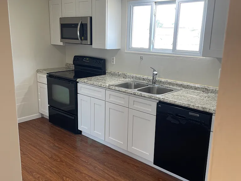 151 Edwin Dr — Photo 5