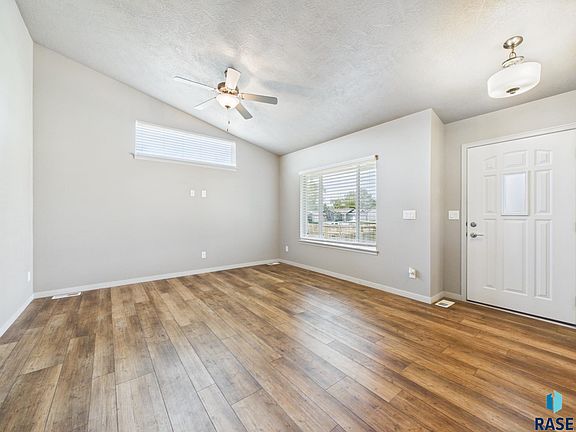 2nd image of 905 Fanning St