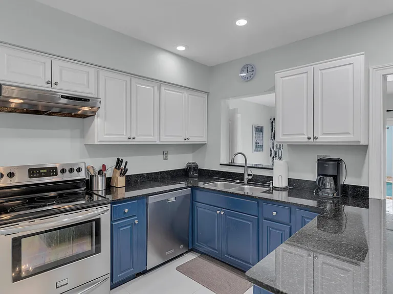 348 SE 18th Ave — Photo 27