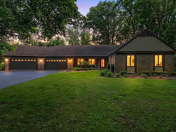 3rd image of 899 Pine Hill Dr