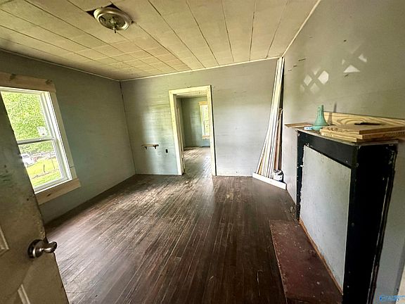 4th image of 1008 Penny St