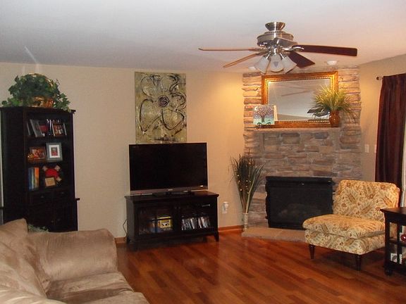 4th image of 938 Evans St