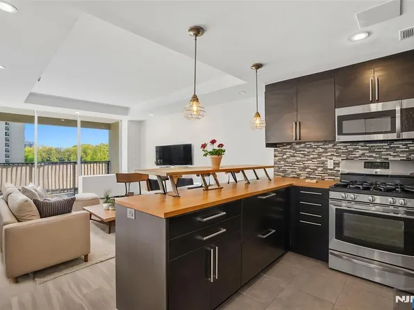6 Horizon Rd APT 201, Fort Lee, NJ 07024