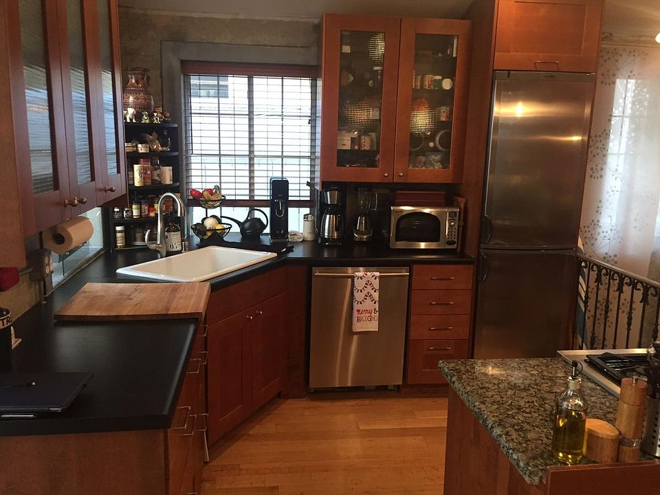Kitchen w/extra deep sink, granite cooking island, indoor ga