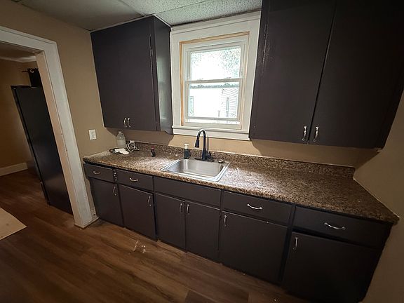 4th image of 196 Beach St