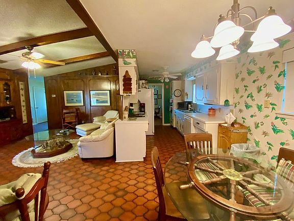 4th image of 403 Frio Dr
