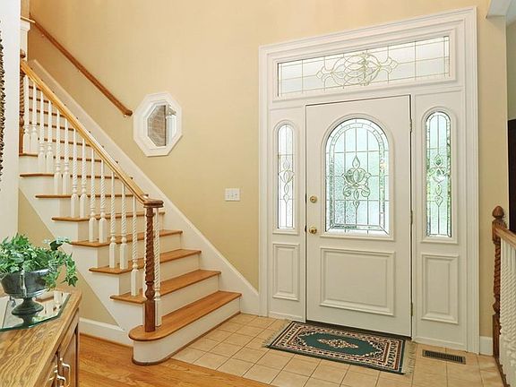 4th image of 19 Woodview Dr
