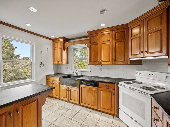 2nd image of 118 Rosewood Dr