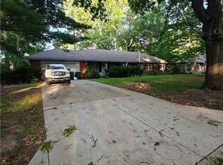 9311 Wenonga Rd, Leawood, KS 66206