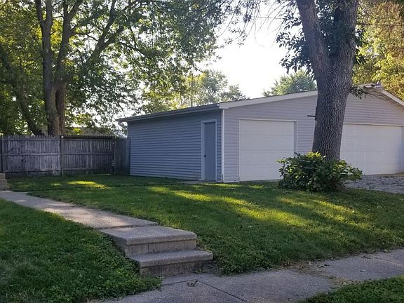 3rd image of 902 5th Ave E