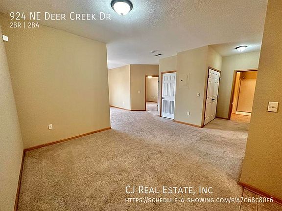 4th image of 924 NE Deer Creek Dr