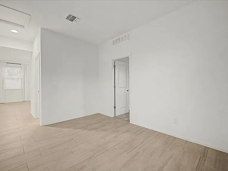 10315 W Robertson St — Photo 10