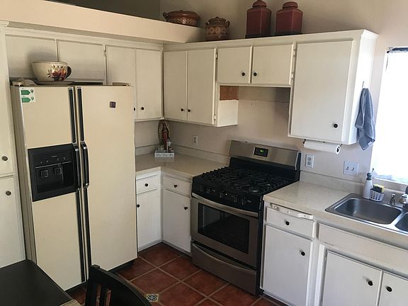 3rd image of 208 Honeysuckle Ln