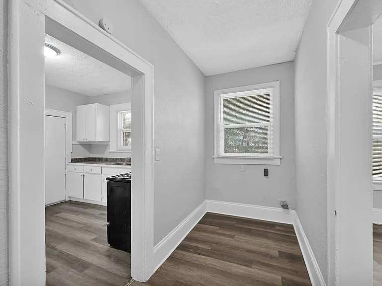 326 Basswood St — Photo 9