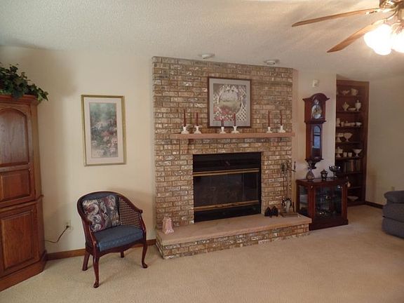 4th image of 490 Laurel Cir