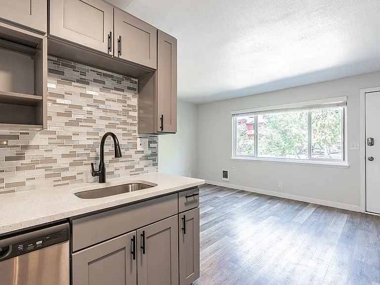 Eleanor Apartments — Photo 25