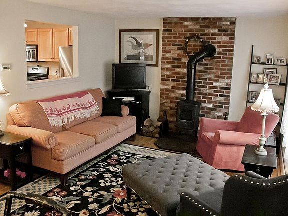 4th image of 10 Christie Dr #1