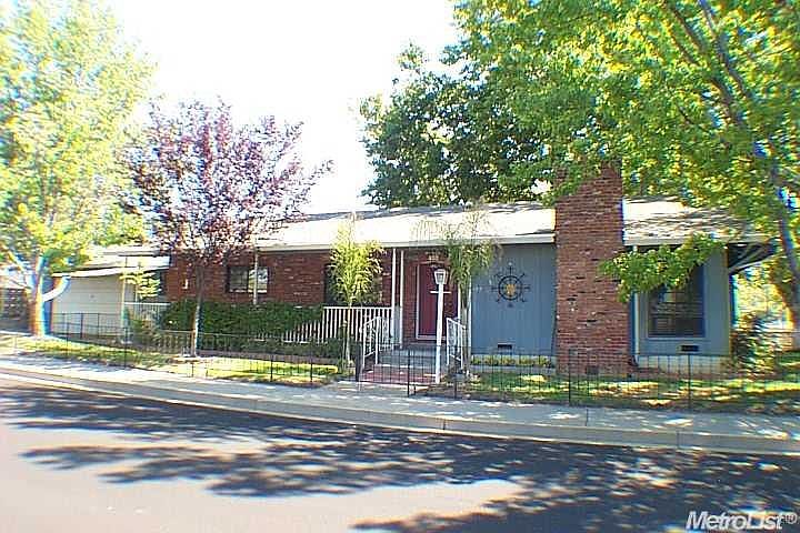 1st image of 400 Sequoia St