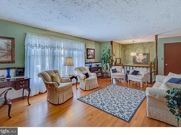 3rd image of 328 Shagbark Ct