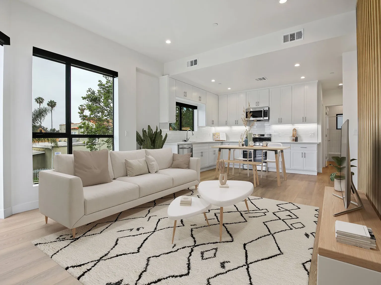 Modern 1BD & 4BD Residences in Trendy West Adams — Photo 4