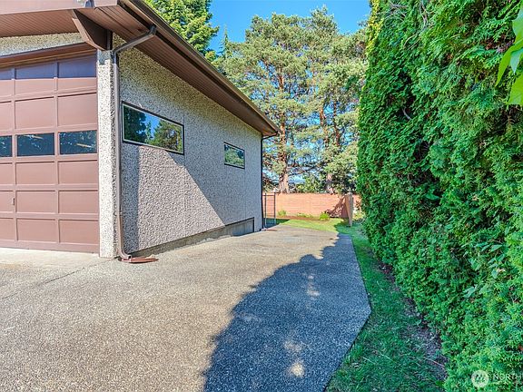 3rd image of 410 Sierra Vista Place
