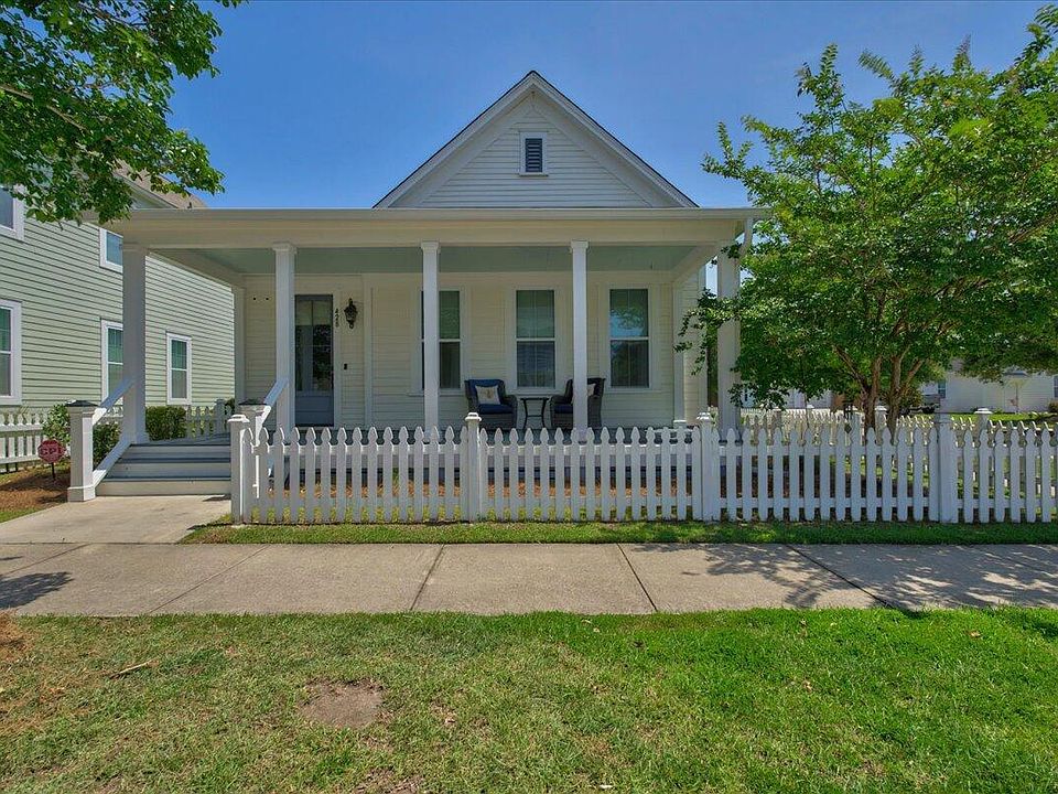 1st image of 428 Watergrass Way