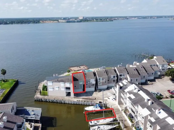 10 Mariner Village Dr, Seabrook, TX 77586