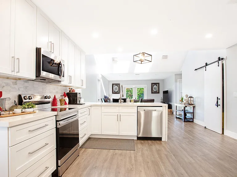 10048 SW 16th St — Photo 5