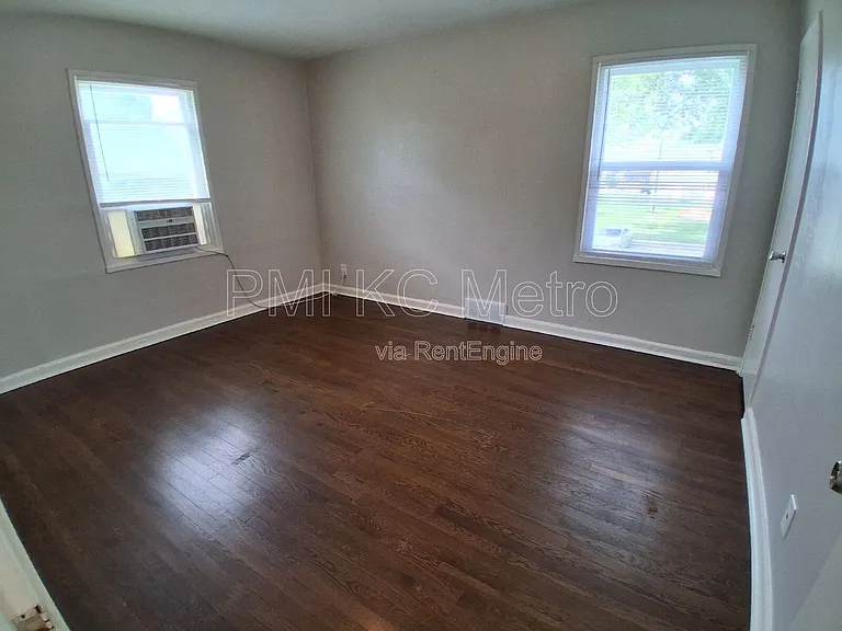9548 Charlotte St — Photo 12