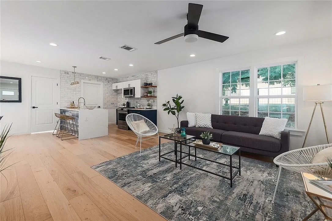 3 bed, 1.0 bath, 1138 sqft, $2,395 — Photo 3