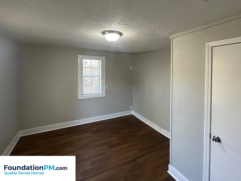 1596 Barton St — Photo 10
