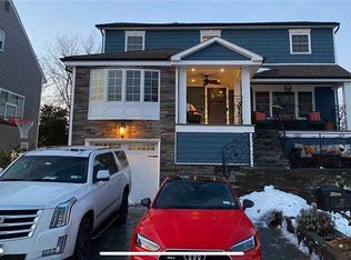 27 Wilshire Ct, Freeport, NY 11520
