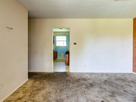 4th image of 4137 Leslie Ln