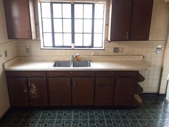 3rd image of 5746 Wintrop Ave