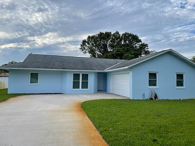 Front of house garage and large driveway on cul de sac