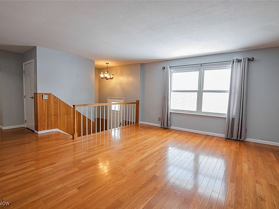 4th image of 170 N Hills Dr