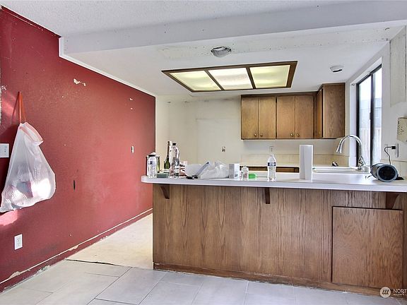 4th image of 9108 158th Street E