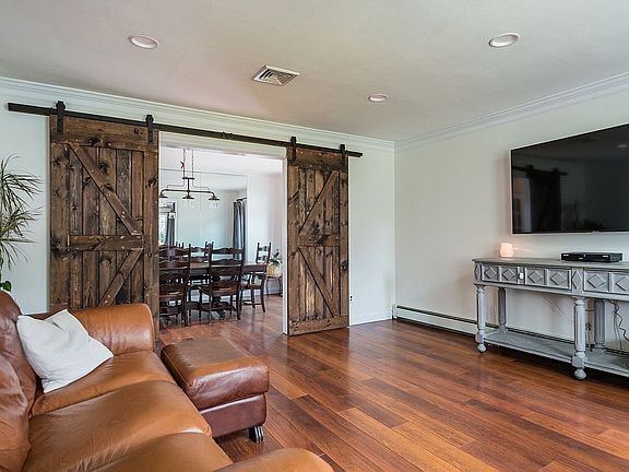 4th image of 10 Valerie Ln