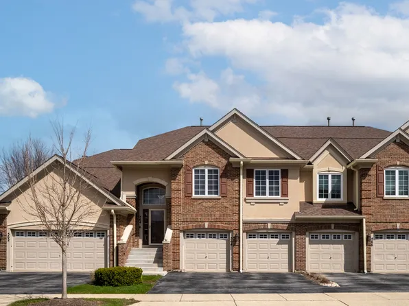 564 Harvey Lake Dr, Vernon Hills, IL 60061