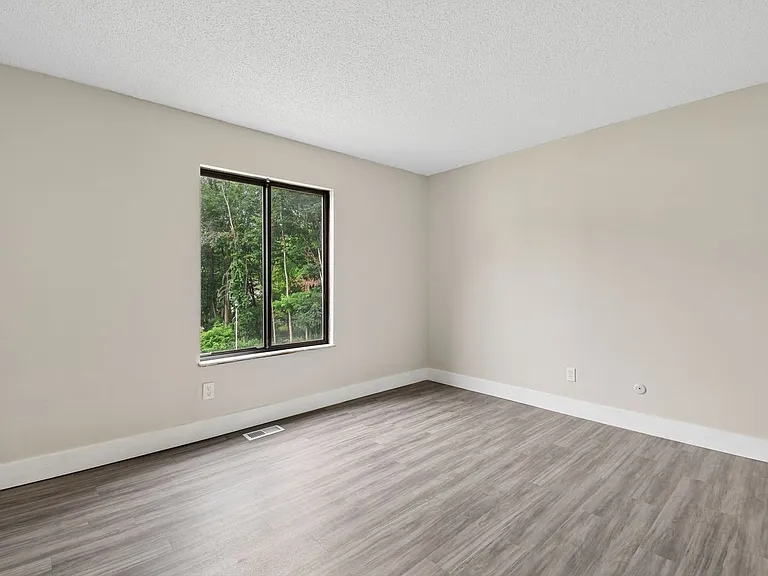 1385 Country Side Dr — Photo 10