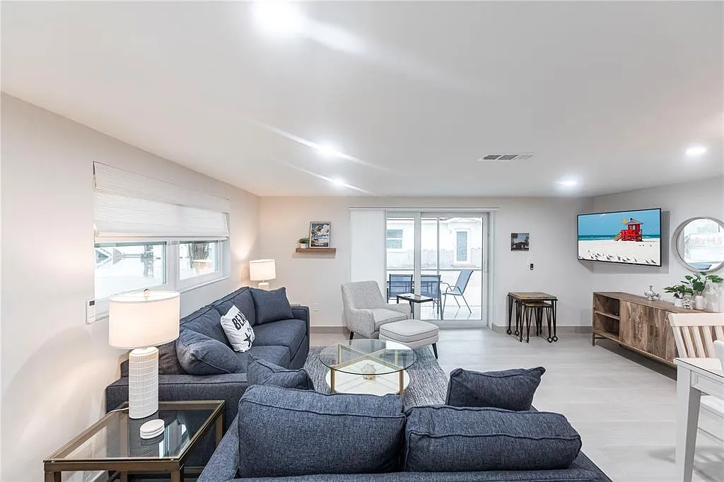 2 bed, 2.0 bath, 1064 sqft, $8,340 — Photo 3