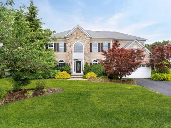 48 Avolet Ct, Mount Sinai, NY 11766