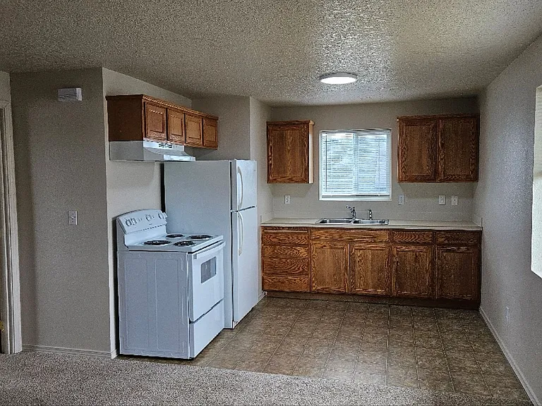 1 Bedroom Unit with Detached Garage — Photo 12