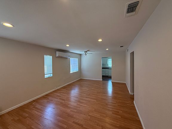 3rd image of 11820 Mapledale St