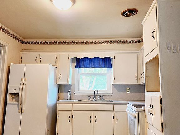 4th image of 221 Lansbury Dr