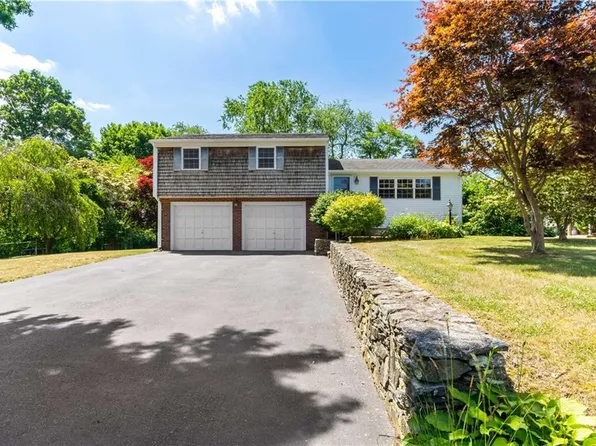 36 Roosevelt Dr, Bristol, RI 02809