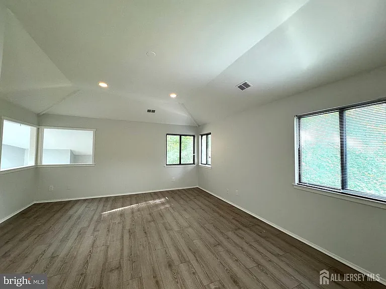 104 Sayre Dr — Photo 25