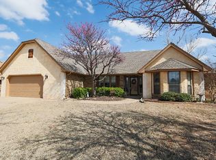 12100 Royal Coach Dr, Yukon, OK 73099