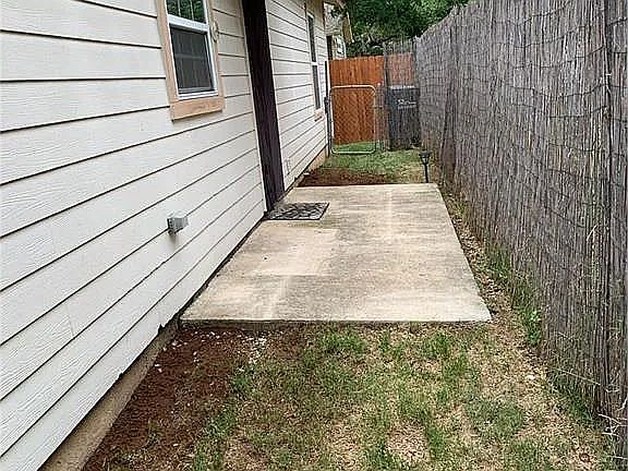 5th image of 19 Shady Bluff Ct