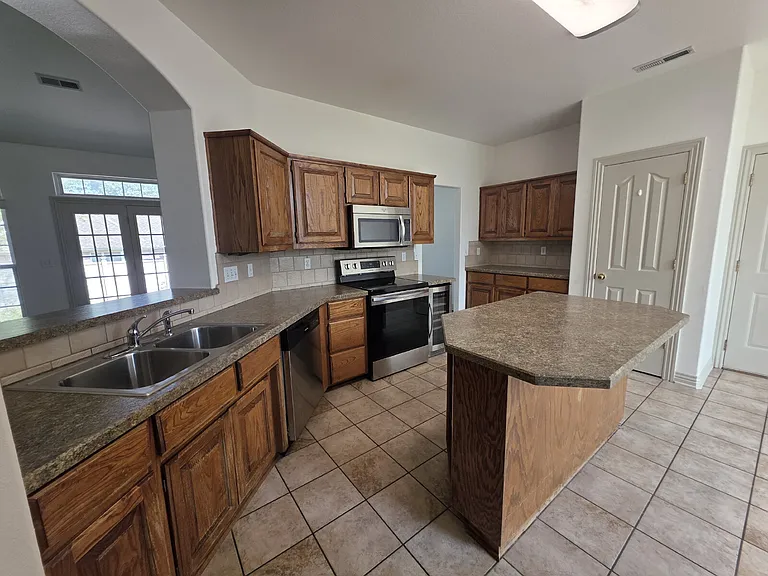 302 Cross Creek Dr — Photo 4